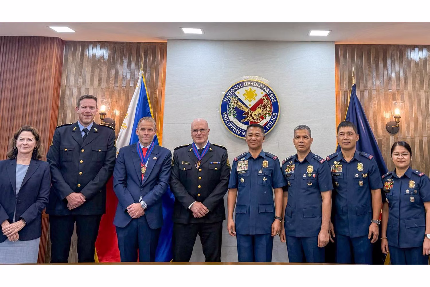 ＰＮＰのナルタテス長官を表敬訪問したノルウェー警察庁副長官のラース・アルフハイム氏、駐比ノルウェー大使のクリスチャン・リスター氏、ペル・ランガス北欧連絡官