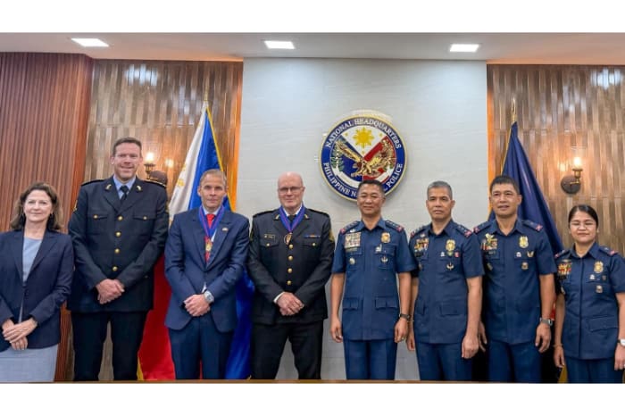 PNPのナルタテス長官を表敬訪問したノルウェー警察庁副長官のラース・アルフハイム氏、駐比ノルウェー大使のクリスチャン・リスター氏、ペル・ランガス北欧連絡官
