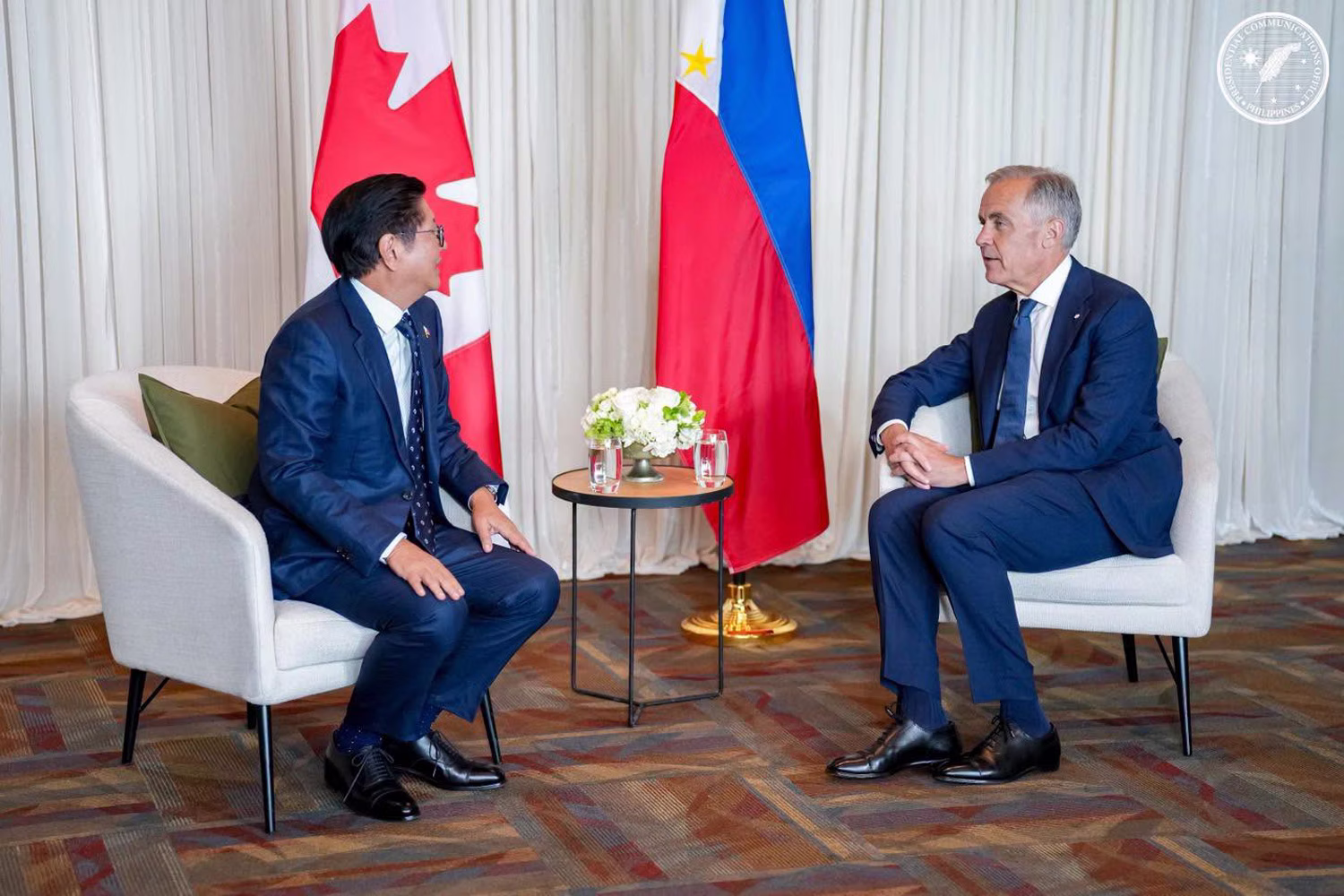 首脳会談を行うマルコス大統領（左）とカーニー首相