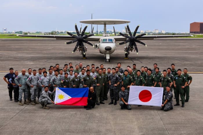 航空自衛隊のＥ２Ｄ早期警戒機が比に初着陸し、比空軍と整備専門家交流を実施