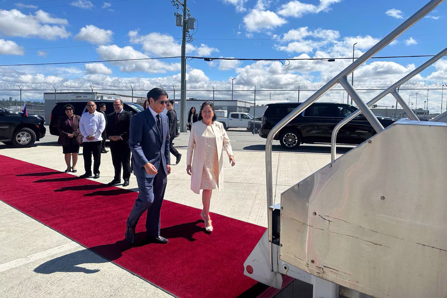 カナダのバンクーバー国際空港で、帰国に向け特別機に乗り込むマルコス大統領夫妻