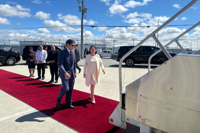 カナダのバンクーバー国際空港で、帰国に向け特別機に乗り込むマルコス大統領夫妻
