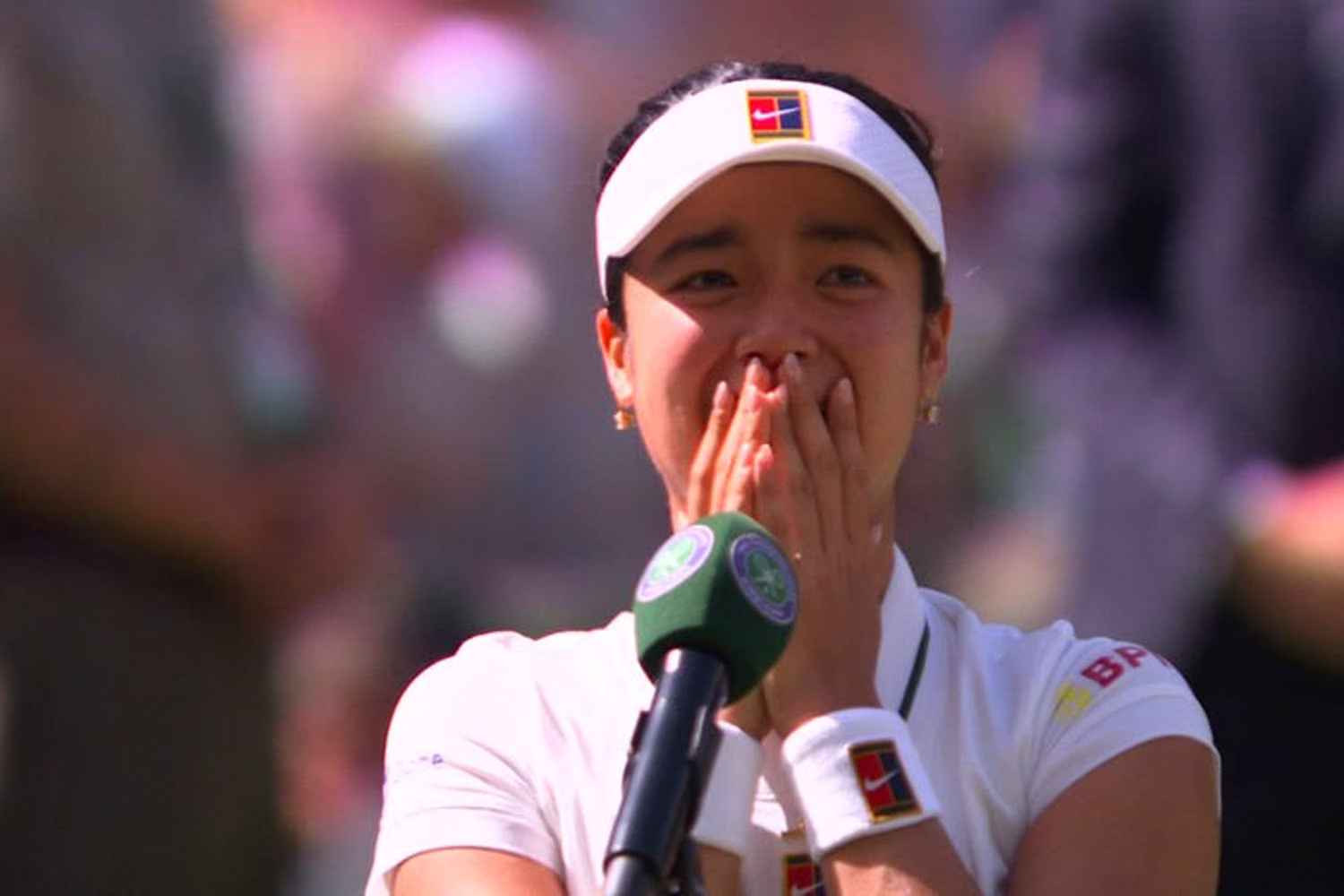 前回女王を破った直後にオンコートでのインタビューを受けるイーラ選手