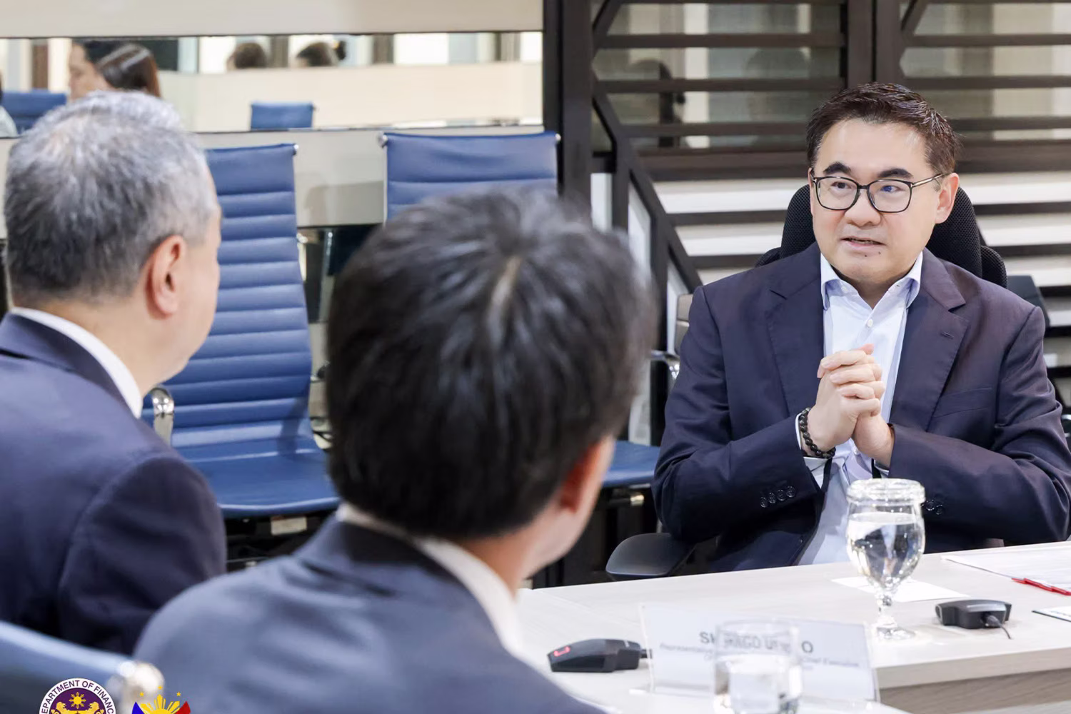 住友商事の代表者と会談するゴー財務相（右）