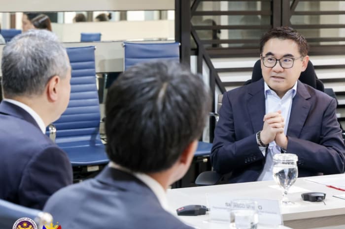 住友商事の代表者と会談するゴー財務相(右)