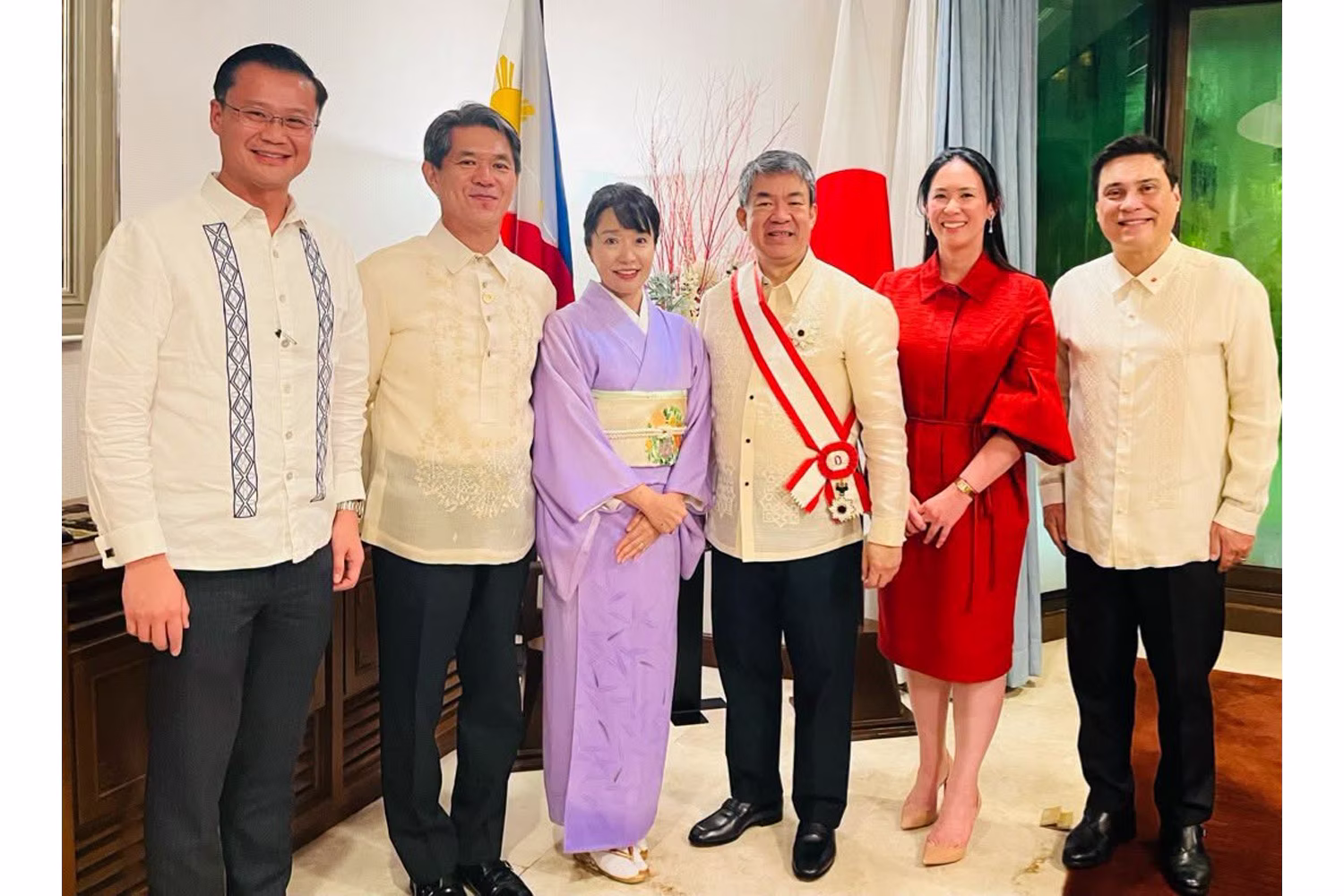 叙勲祝賀会に出席したピメンテル元上院議長（右から３人目）