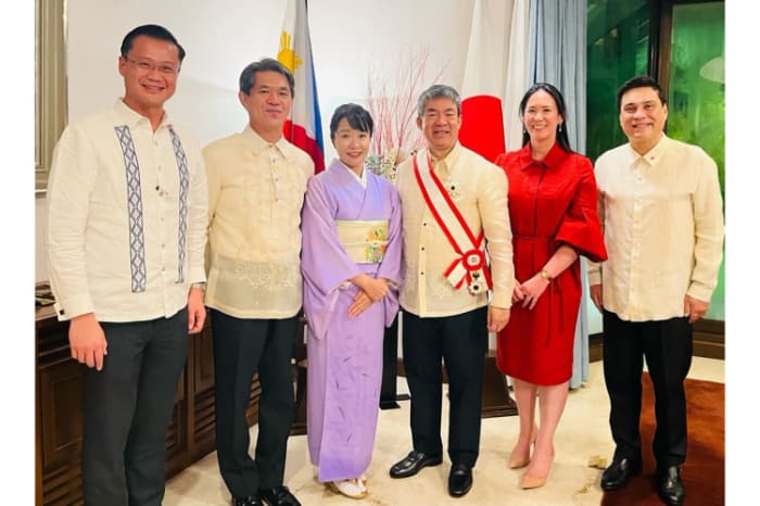 叙勲祝賀会に出席したピメンテル元上院議長（右から３人目）