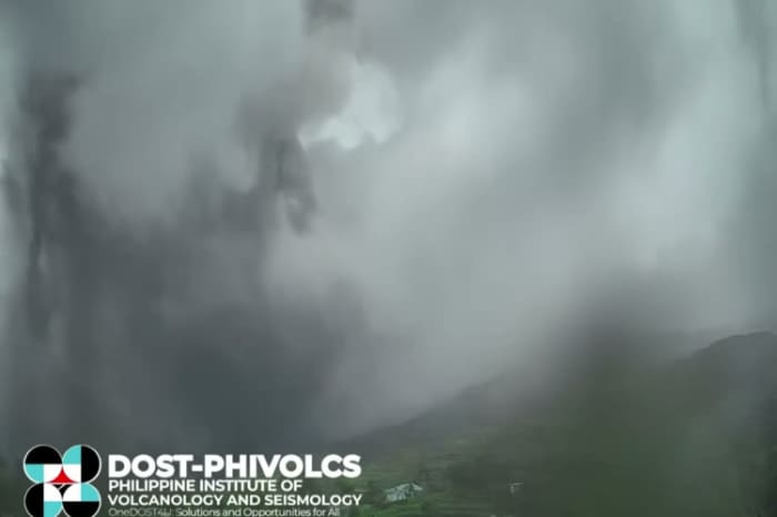 カンロアン火山の噴火