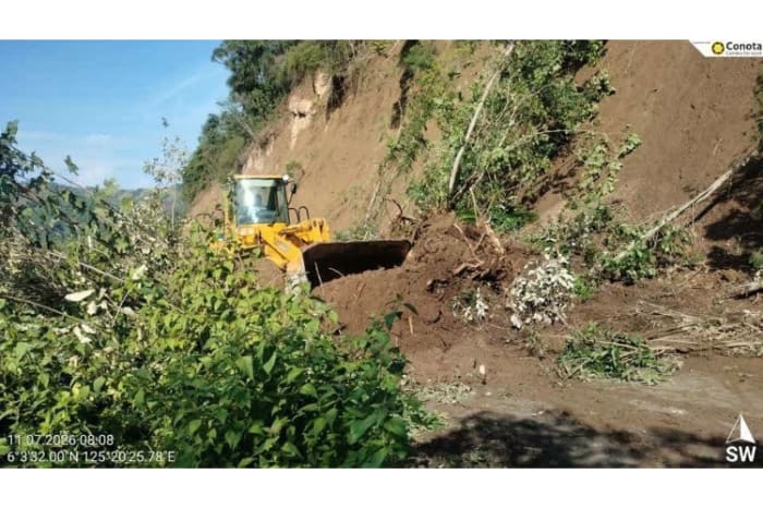 サランガニ州マラパタン町の土砂崩れ現場での復旧作業