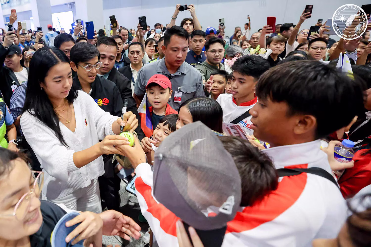 空港ターミナルでサインに応じるイーラ選手