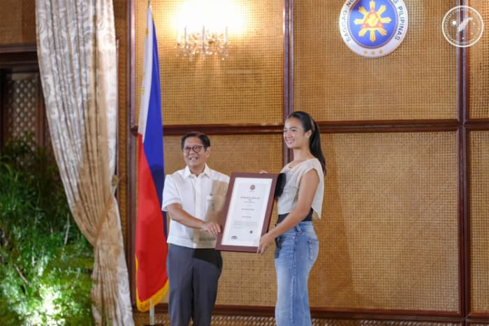 大統領表彰を授与された女子テニスのアレックス・イーラ選手