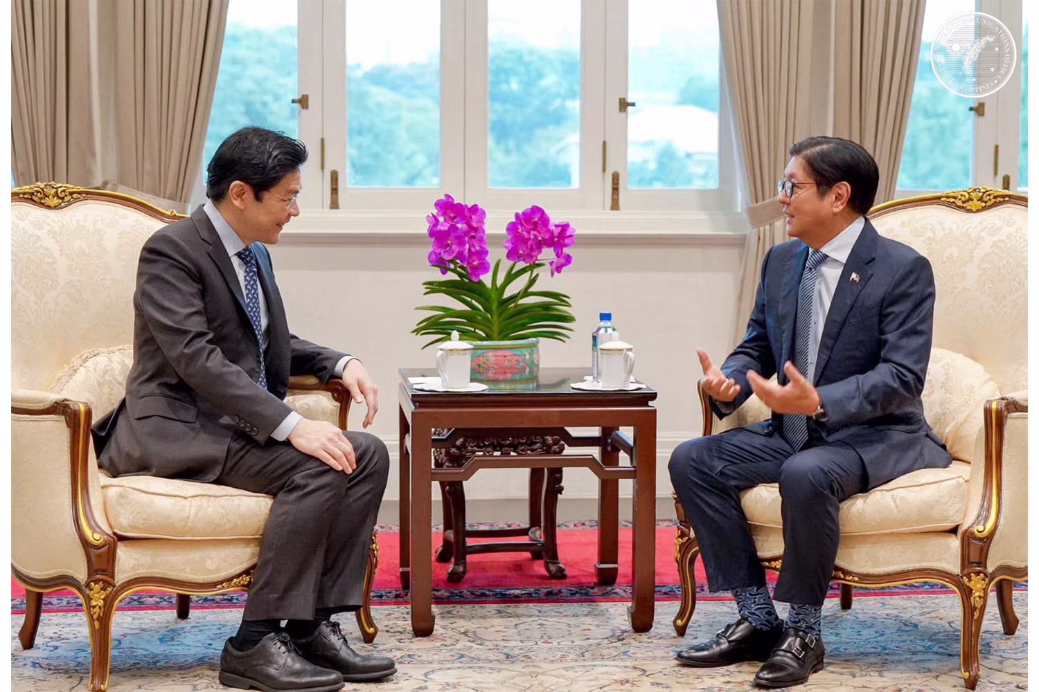 シンガポールのウォン首相（左）と会談するマルコス大統領