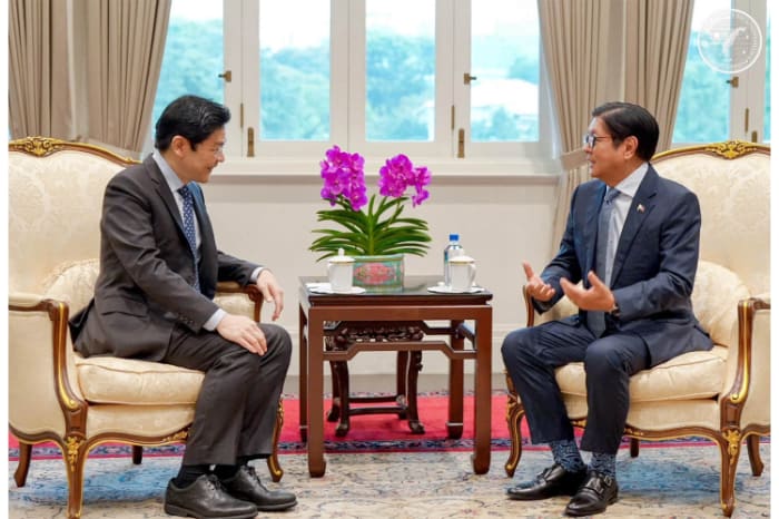 シンガポールのウォン首相（左）と会談するマルコス大統領