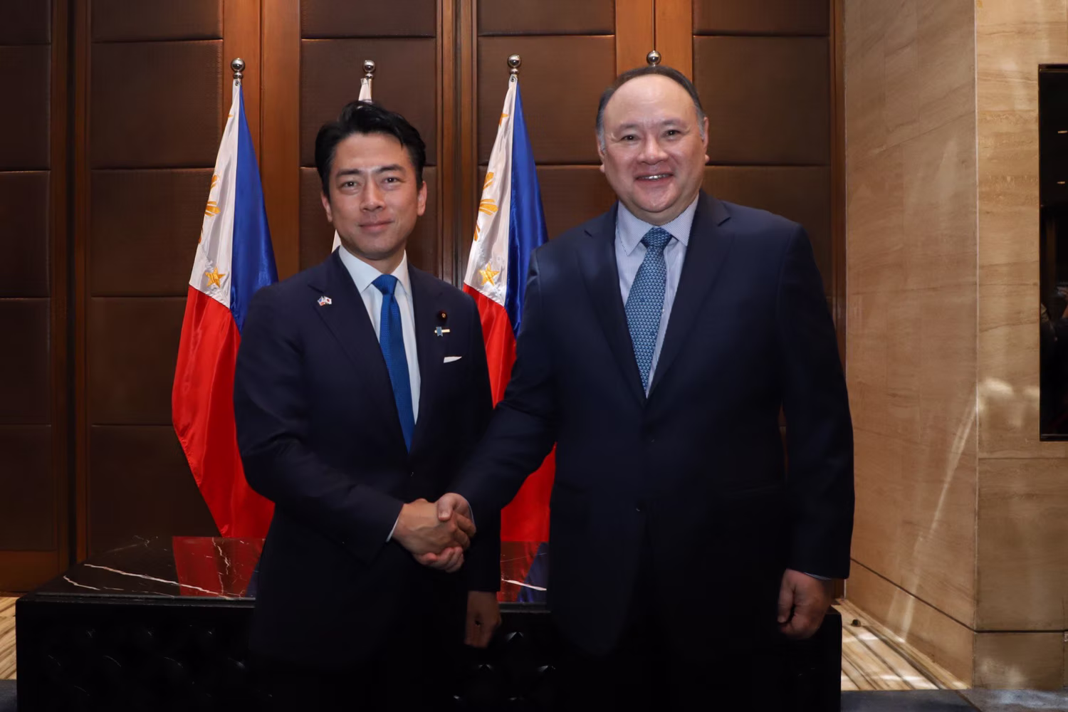 小泉防衛相は５月、防衛装備移転３原則が緩和された約２週間後に比を訪問しでテオドロ国防相と会談、防衛装備の輸出を進めることで合意した