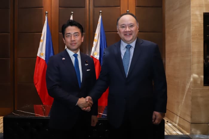 小泉防衛相は５月、防衛装備移転３原則が緩和された約２週間後に比を訪問しでテオドロ国防相と会談、防衛装備の輸出を進めることで合意した