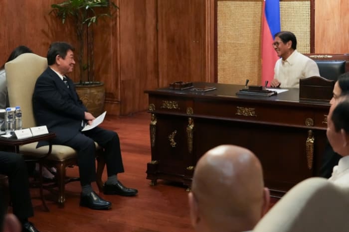 マルコス大統領と会談する茂木外務大臣(左)