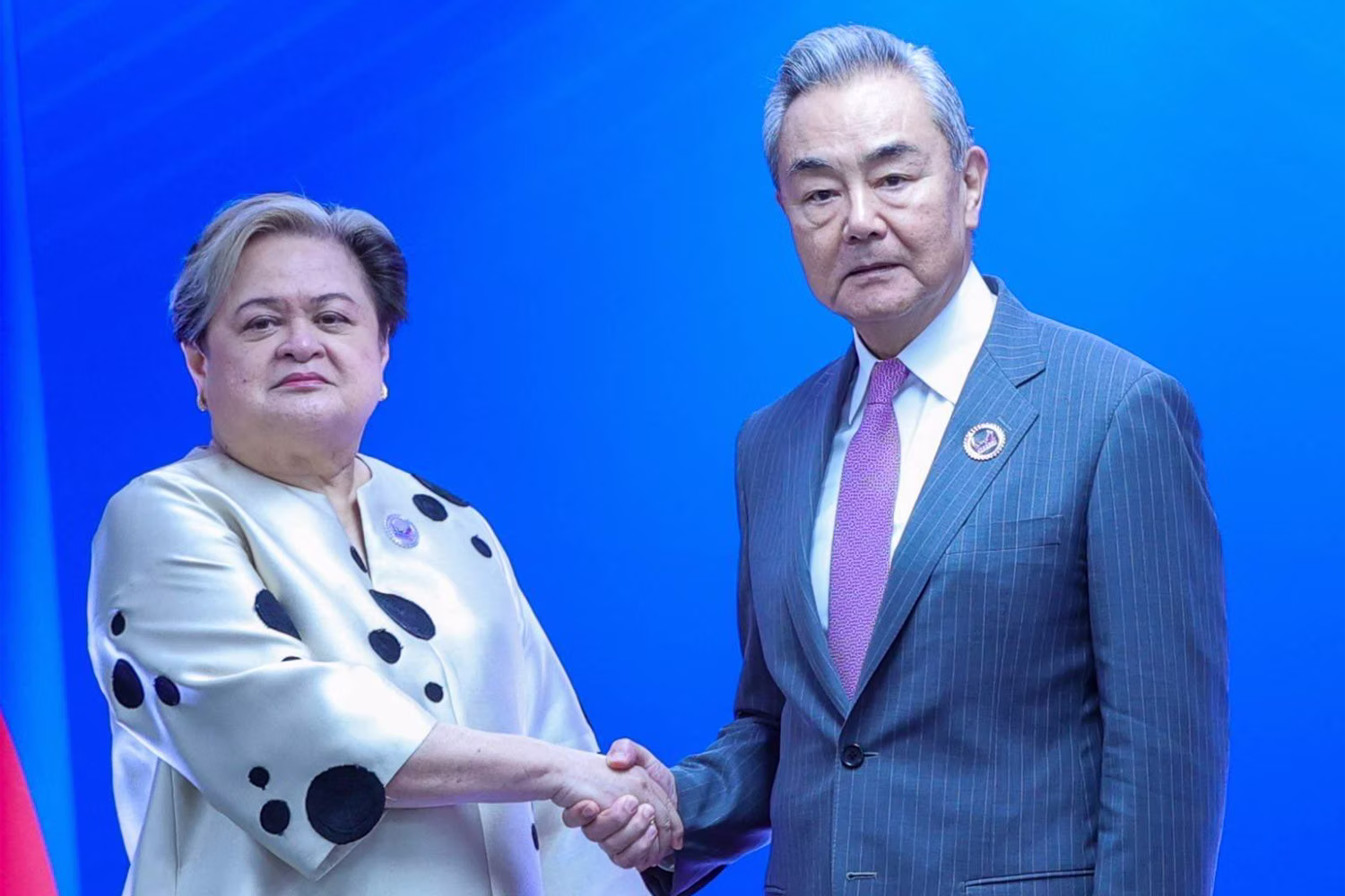 中国の王毅外相（右）と会談したラザロ外相