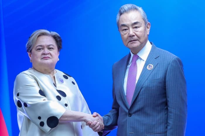 中国の王毅外相(右)と会談したラザロ外相