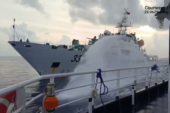 放水する海警局船
