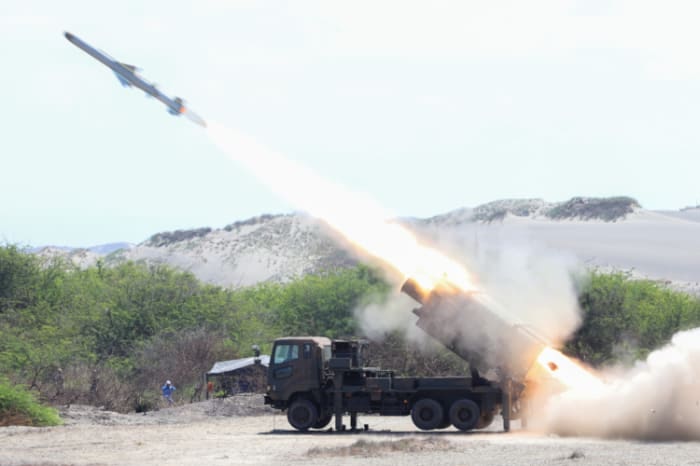 5月に実射された88式地対艦ミサイルシステム(比国軍提供)