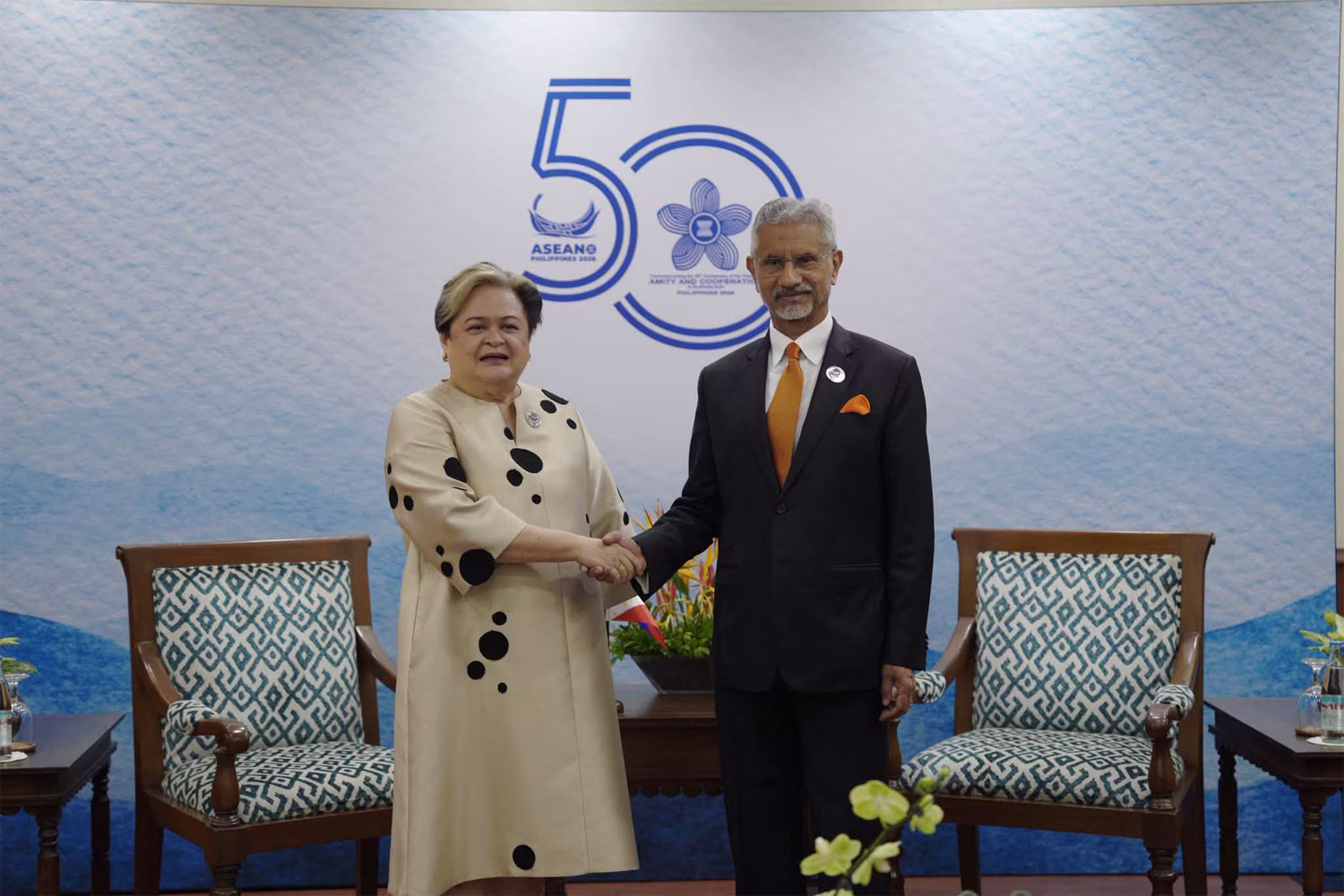 インドのジャイシャンカル外相（右）とラザロ外相