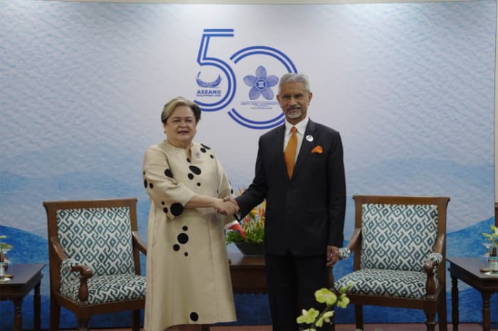 インドのジャイシャンカル外相(右)とラザロ外相