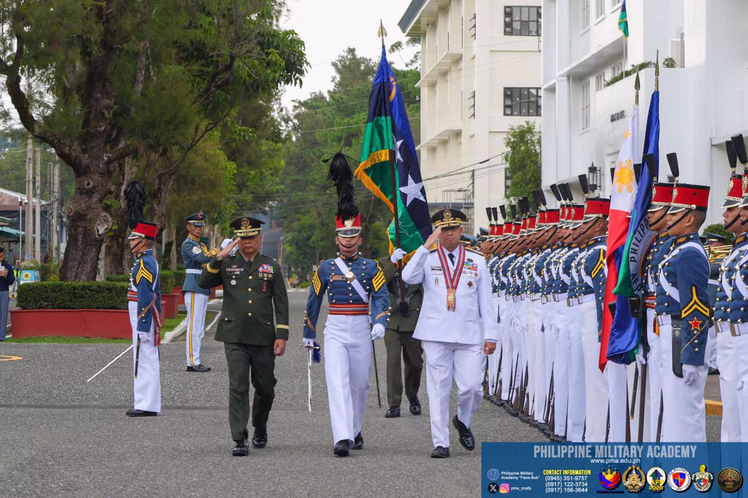 ＰＭＡの新校長に就任したマイケル・ロジコ中将（右の白い軍服）