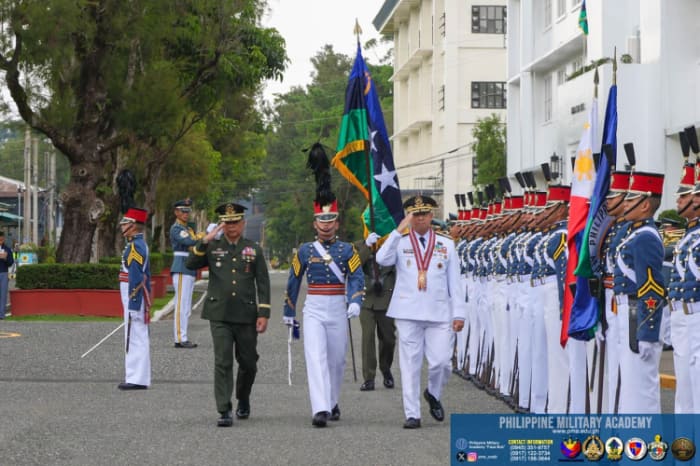 PMAの新校長に就任したマイケル・ロジコ中将(右の白い軍服)