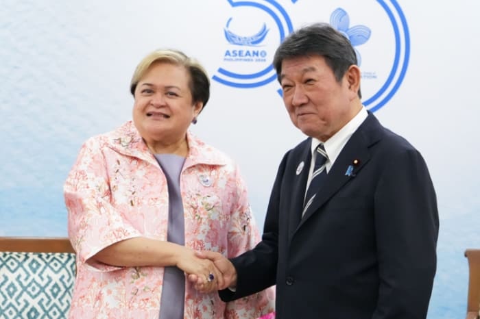 茂木外相(右)とラザロ外相