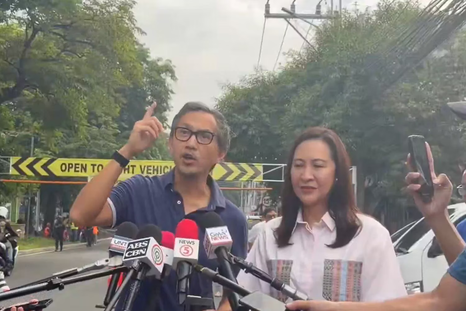 第２クリアット橋を視察するディソン公共事業道路相とベルモンテ市長