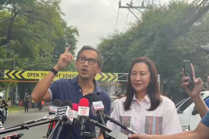 第２クリアット橋を視察するディソン公共事業道路相とベルモンテ市長