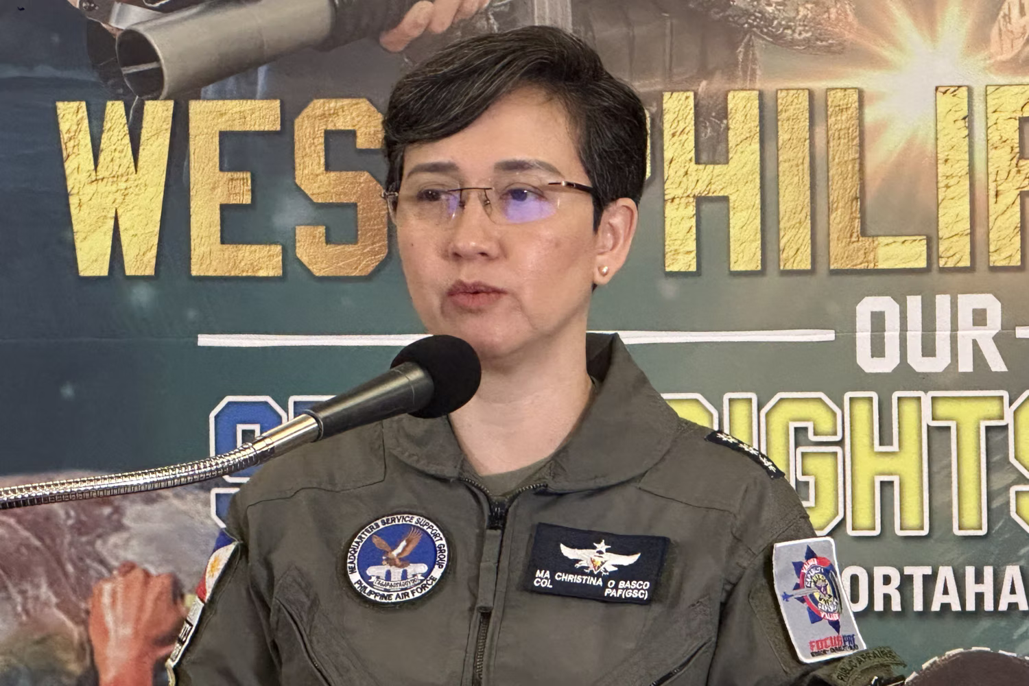 会見する比空軍バスコ報道官