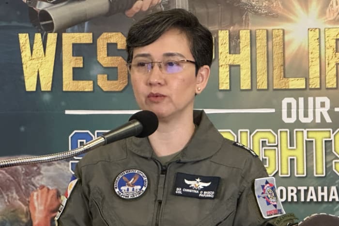会見する比空軍バスコ報道官