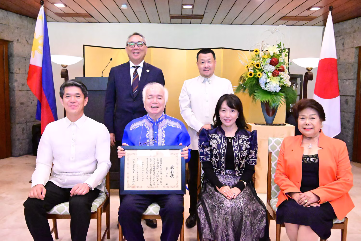 在外公館長表彰を受賞した藤井伸夫氏（前列左から２人目）と遠藤大使（同左端）ら