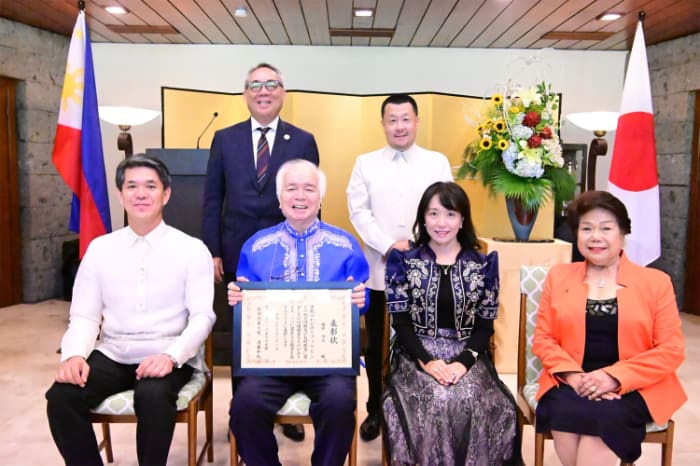 在外公館長表彰を受賞した藤井伸夫氏（前列左から２人目）と遠藤大使（同左端）ら
