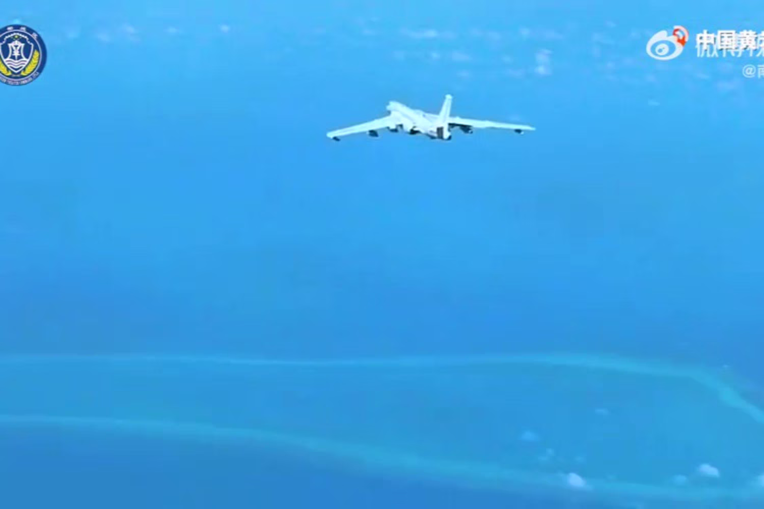 スカボロー礁上空を哨戒するＨ６Ｋ爆撃機とみられる航空機