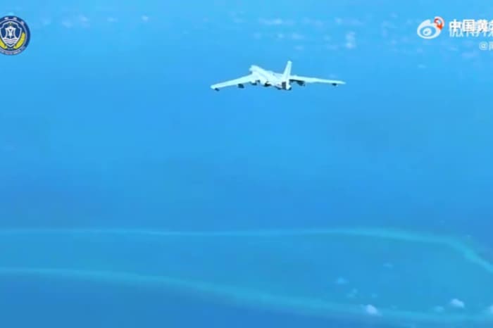 スカボロー礁上空を哨戒するＨ６Ｋ爆撃機とみられる航空機