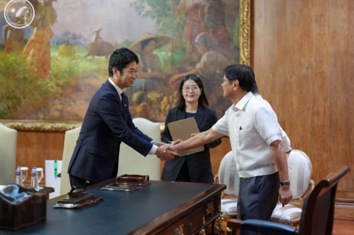 マルコス大統領（右）を表敬した維新・藤田共同代表（左）