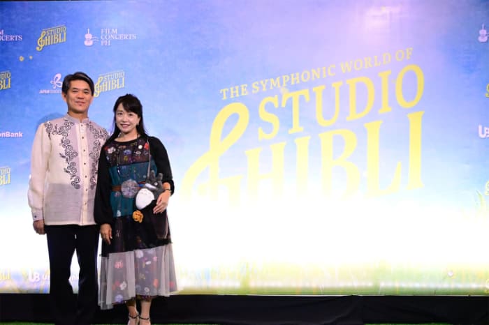 「シンフォニックワールド・オブ・スタジオジブリ」に出席した遠藤大使と明子夫人