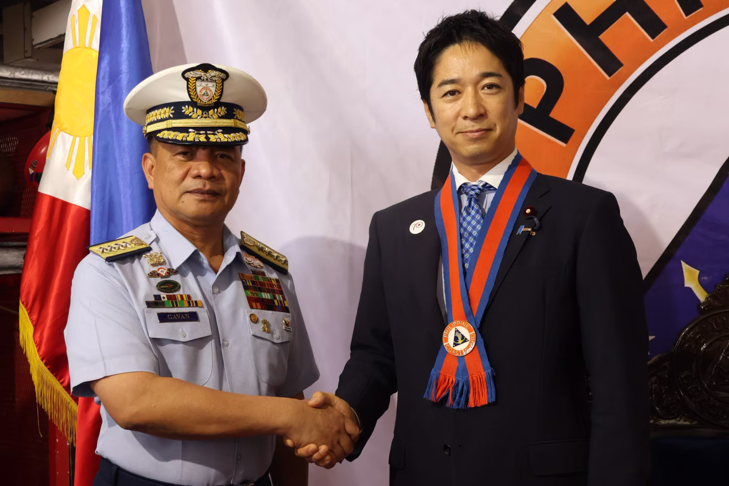ガバンＰＣＧ長官（左）と藤田共同代表
