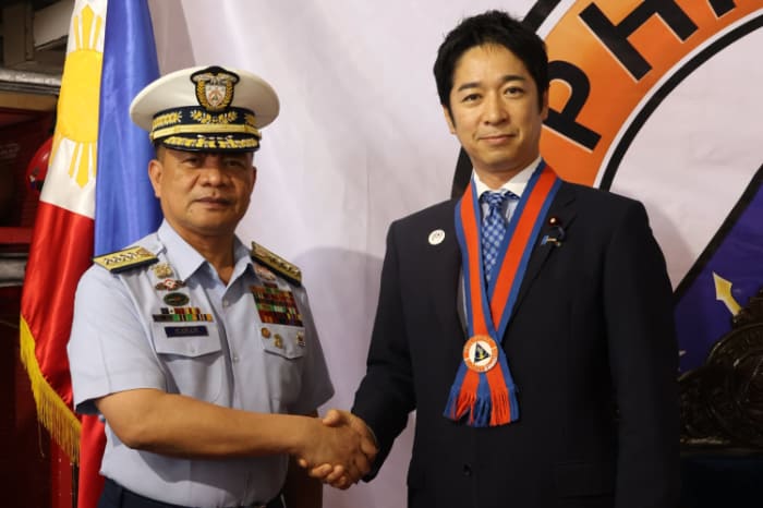 ガバンＰＣＧ長官（左）と藤田共同代表