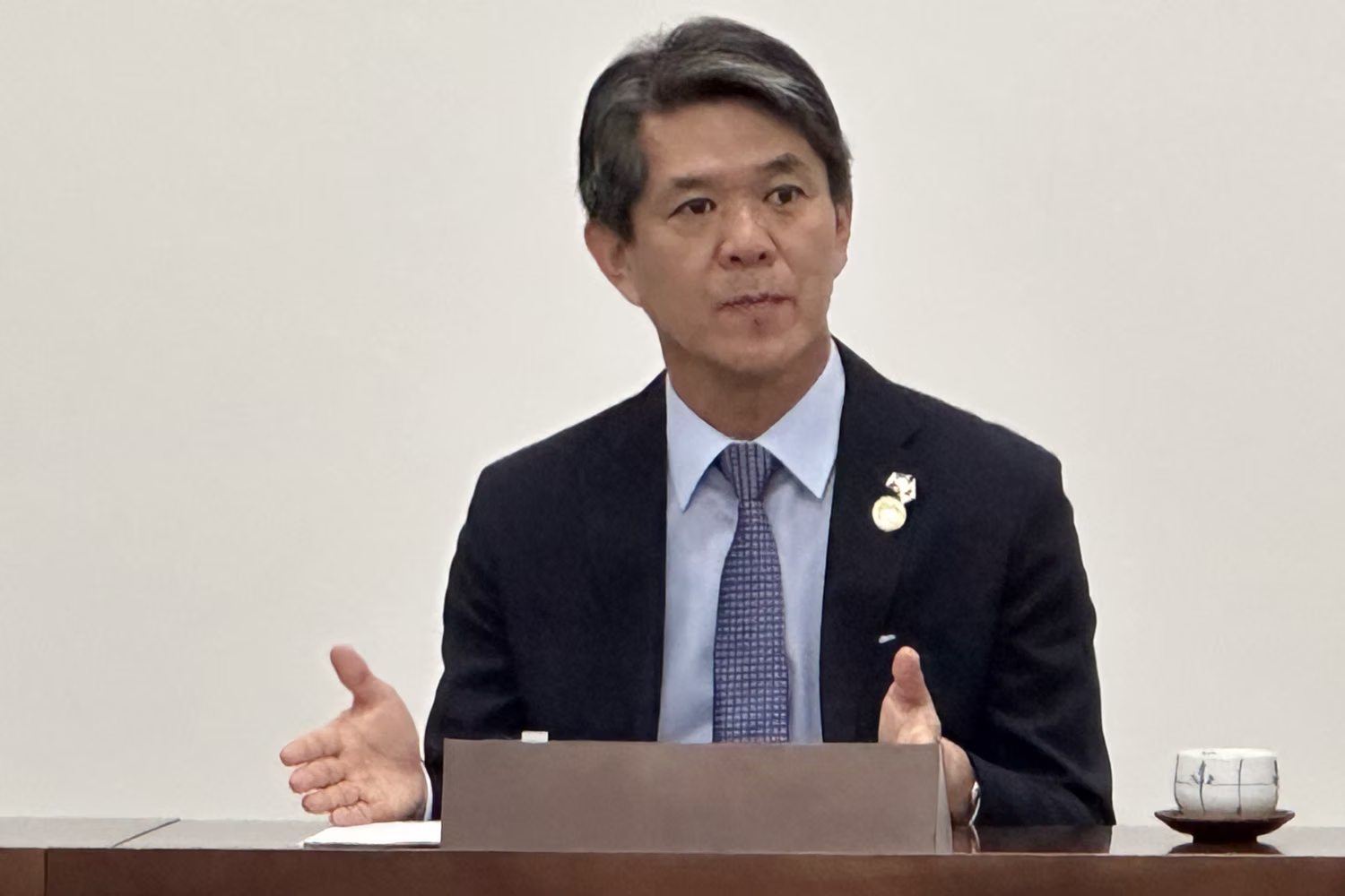 日本語パートナーズ第13期に言葉をかける遠藤大使
