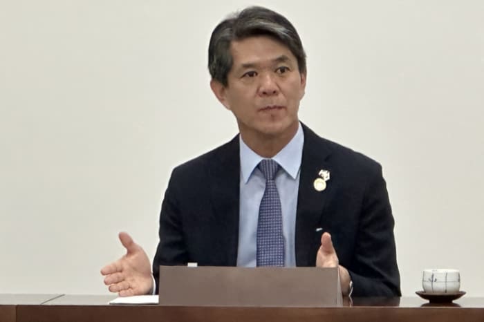 日本語パートナーズ第13期に言葉をかける遠藤大使