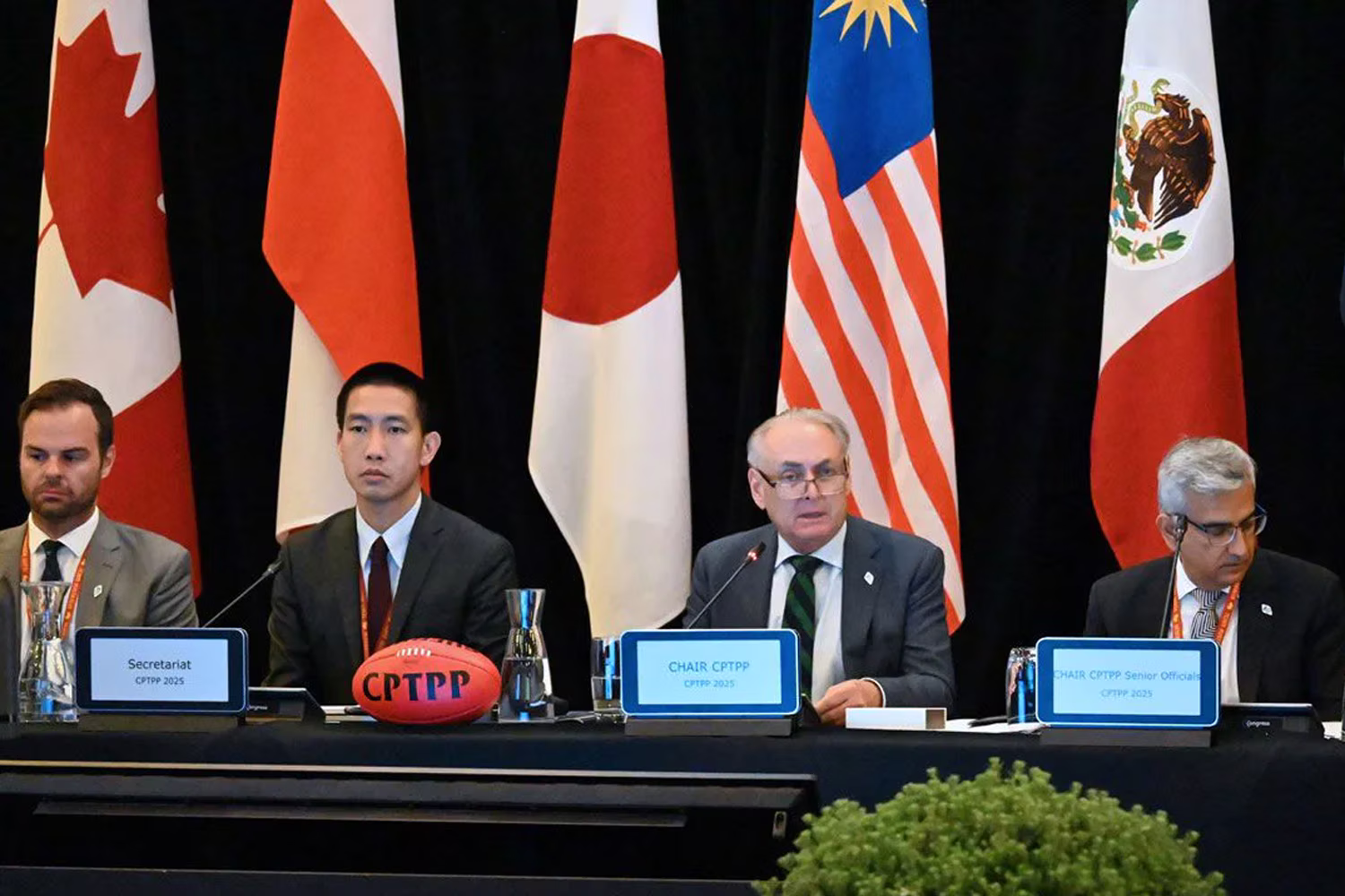 包括的および先進的な環太平洋連携協定（ＣＰＴＰＰ）閣僚級会合で発言するオーストラリアのファレル貿易相（中央右）