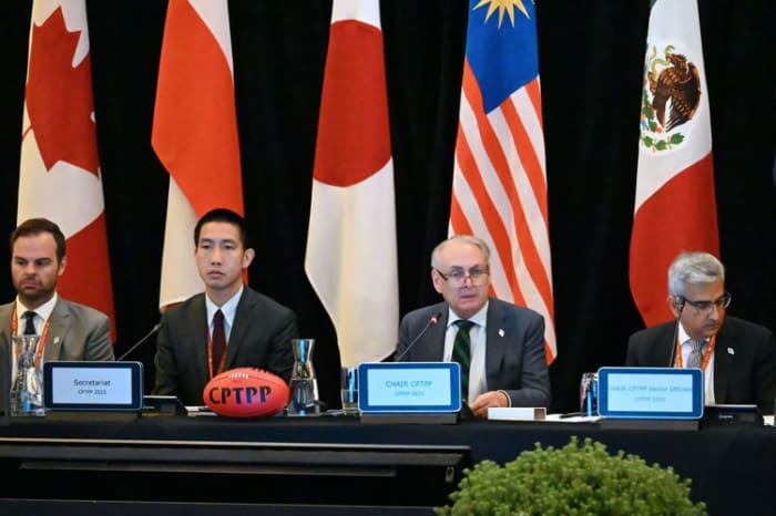 包括的および先進的な環太平洋連携協定（ＣＰＴＰＰ）閣僚級会合で発言するオーストラリアのファレル貿易相（中央右）