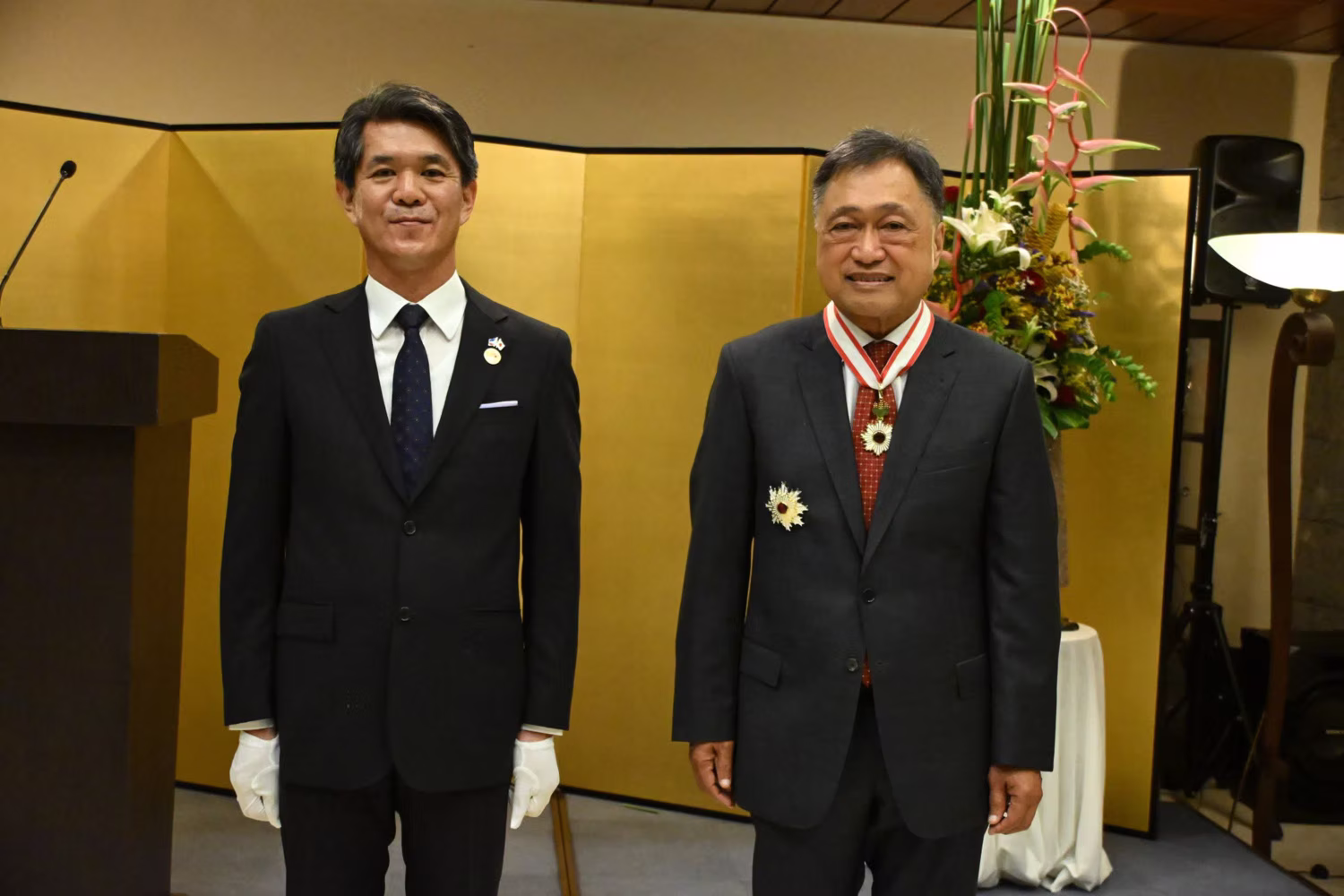 2026年春の外国人叙勲で旭日重光章を受章したセザール・プリシマ元財務相（右）と遠藤和也大使