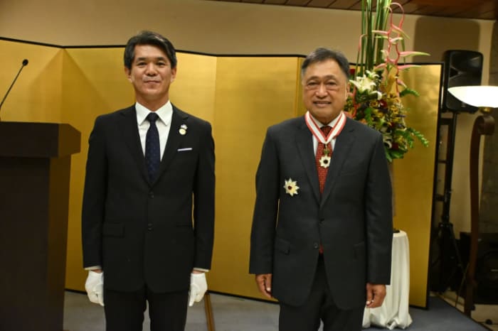 2026年春の外国人叙勲で旭日重光章を受章したセザール・プリシマ元財務相(右)と遠藤和也大使