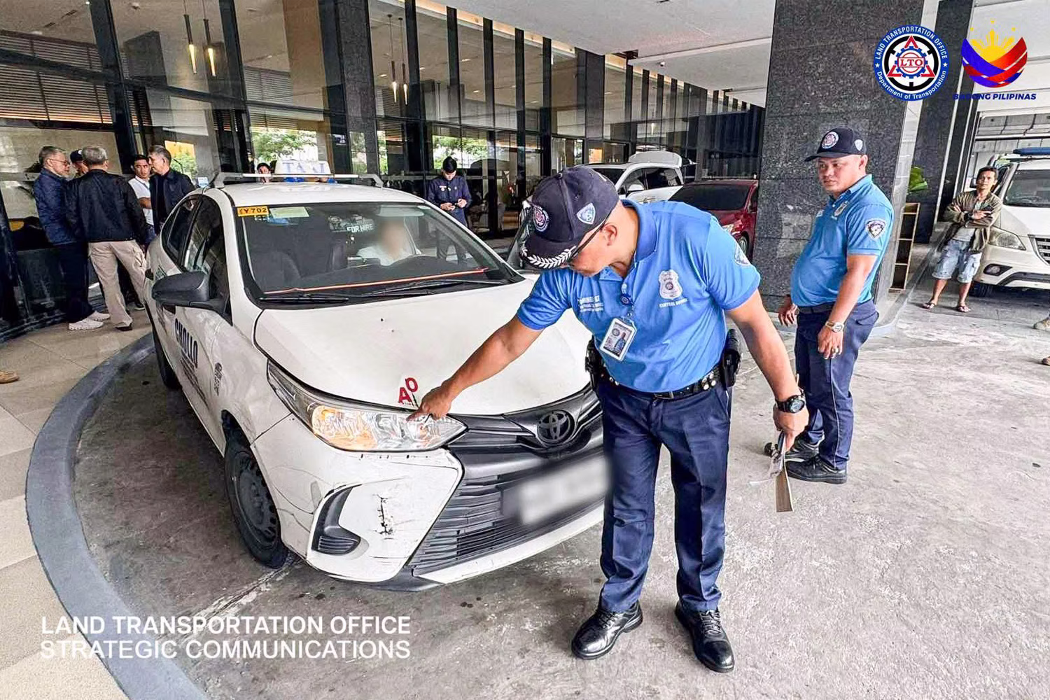 ホテル前で摘発された高額請求タクシーと運転手
