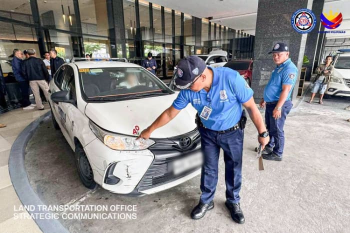 ホテル前で摘発された高額請求タクシーと運転手