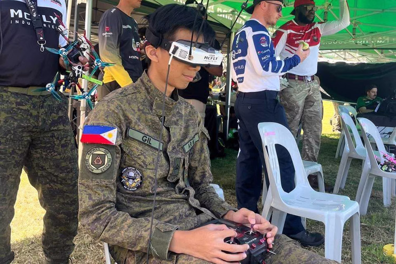 2026年3月14日にオーストラリアのシドニーで開催された軍事国際ドローンレーストーナメントの決勝ラウンドで操縦する比陸軍兵士。